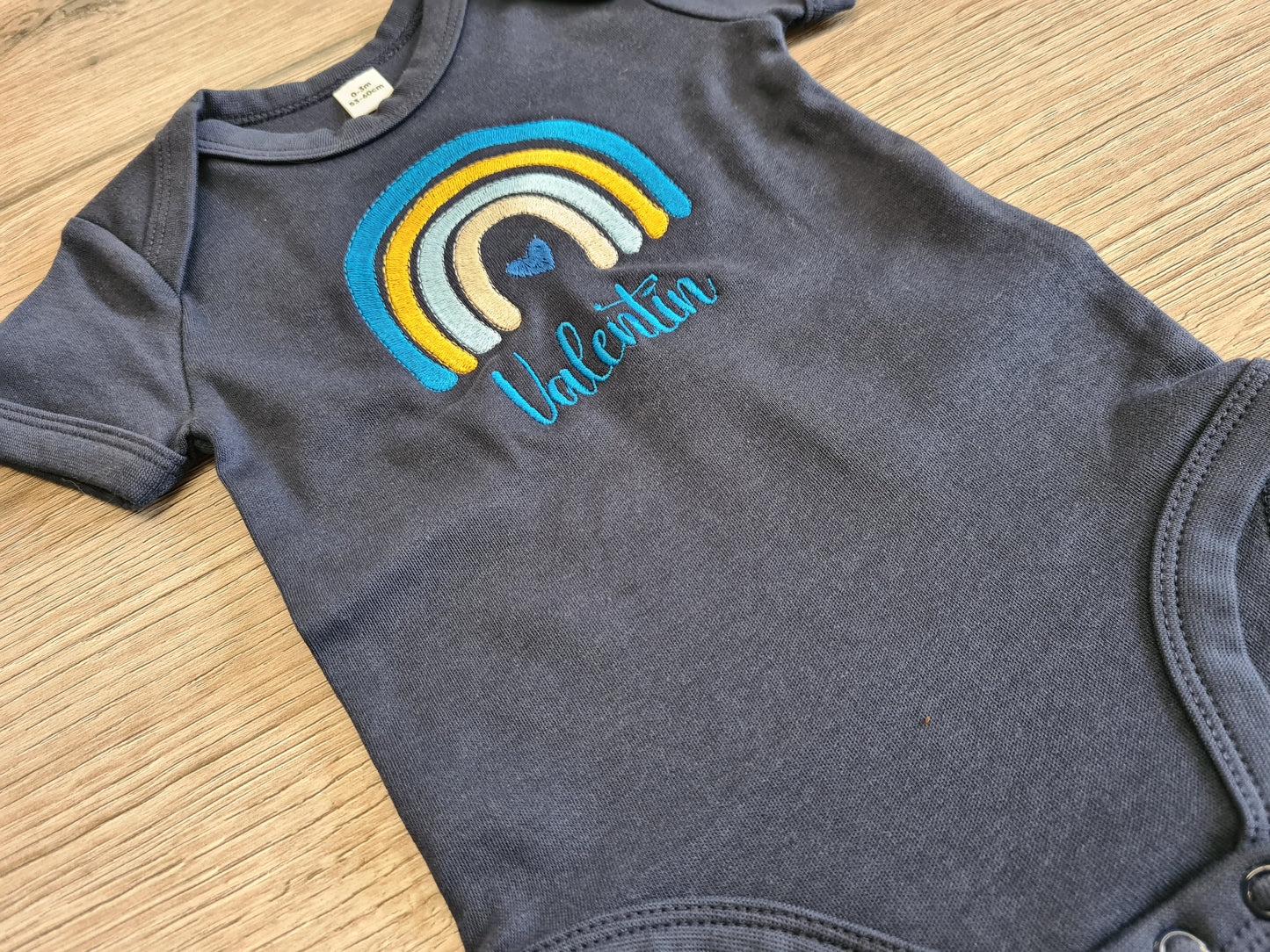 Babybody Regenbogen Herz Junge