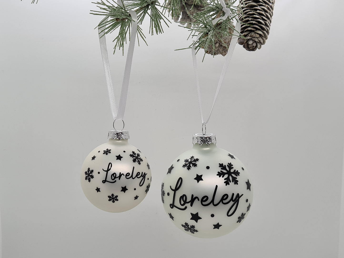 Christbaumkugel mit Namen 6cm oder 8cm - Glas - Personalisierte Weihnachtsbaumkugel inkl. Geschenkkarton