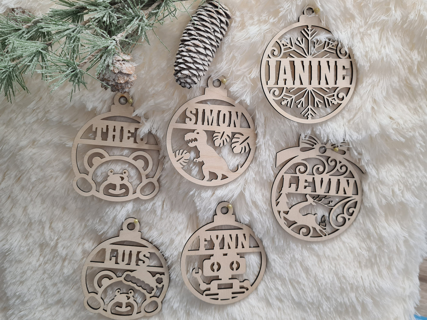 Holzanhänger, Baumschmuck, Weihnachtskugel mit Name