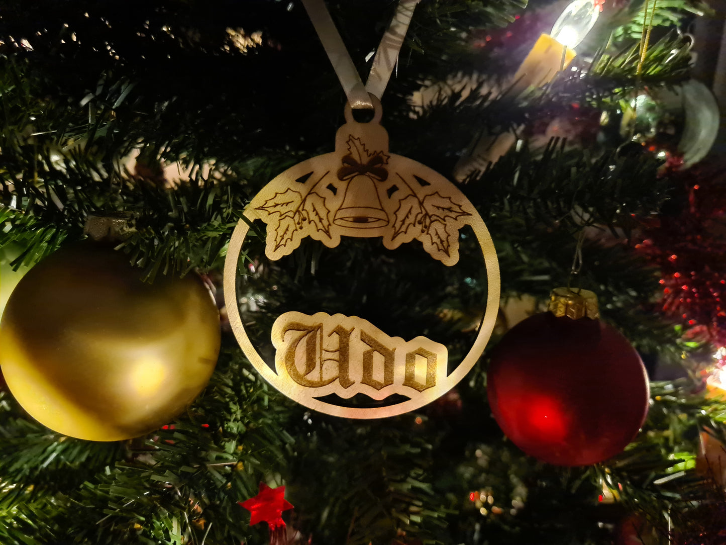 Ornament, Anhänger, Christbaumschmuck, Weihnachtskugel aus Holz mit Name