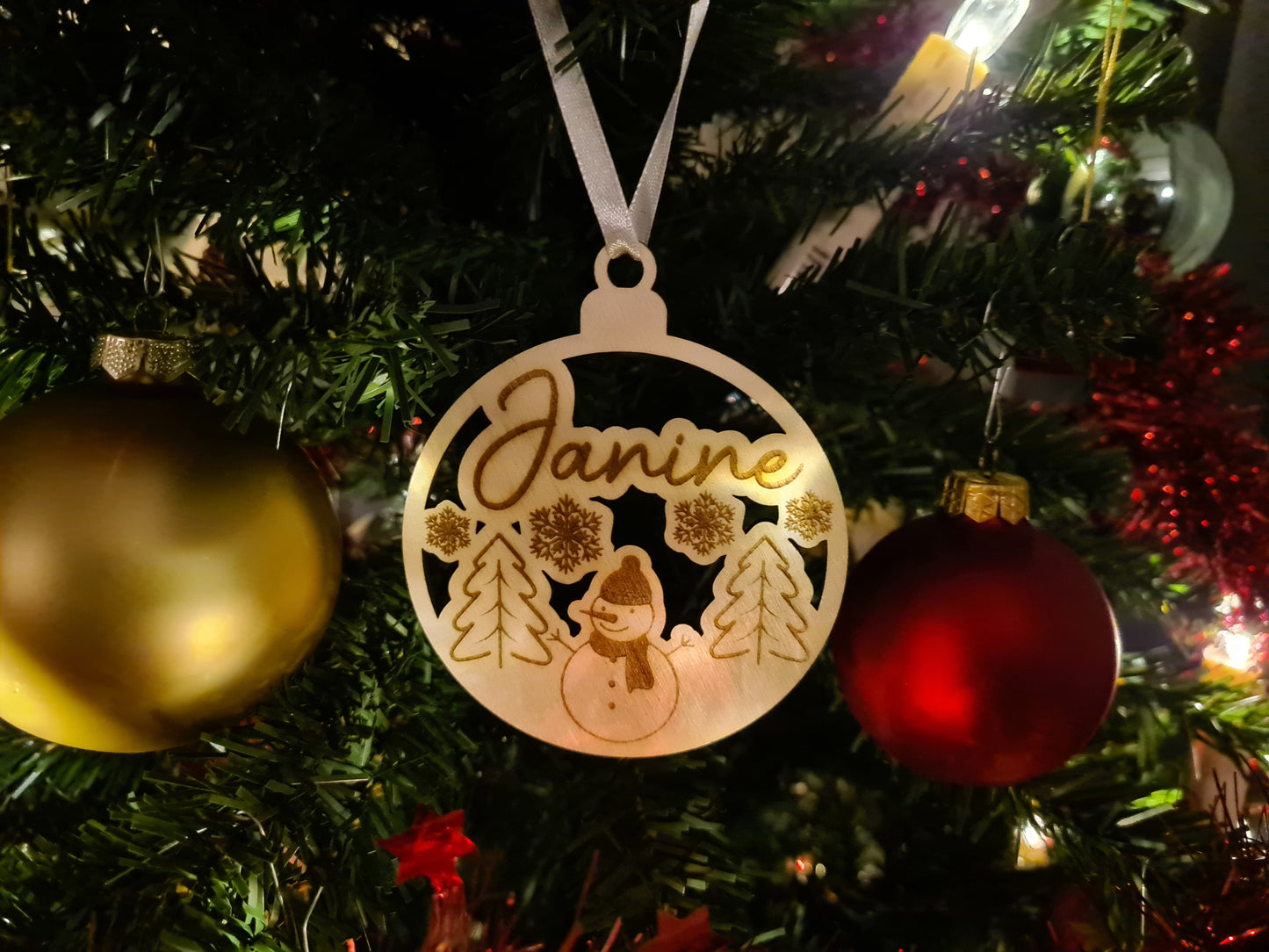 Ornament, Anhänger, Christbaumschmuck, Weihnachtskugel aus Holz mit Name