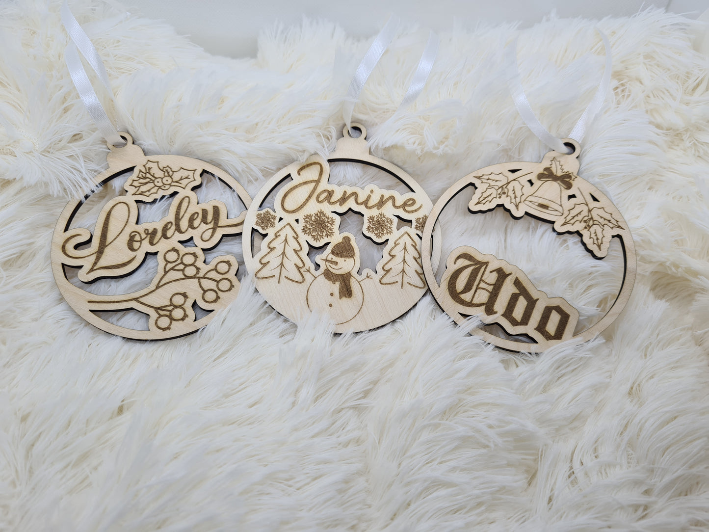 Ornament, Anhänger, Christbaumschmuck, Weihnachtskugel aus Holz mit Name