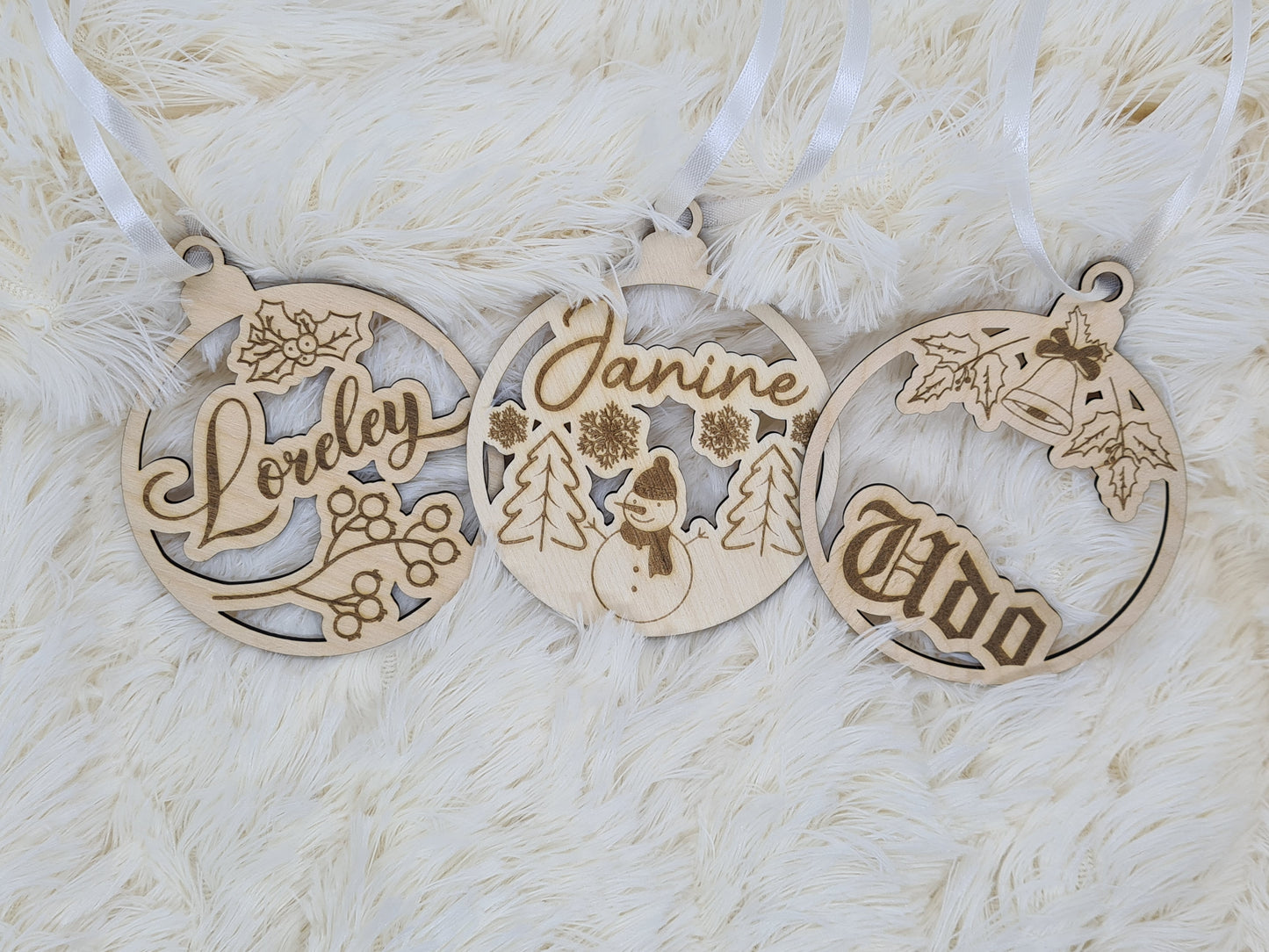 Ornament, Anhänger, Christbaumschmuck, Weihnachtskugel aus Holz mit Name